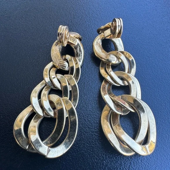 Vintage Monet gold tone chain necklace and clip-on earring set - Picture 5 of 10